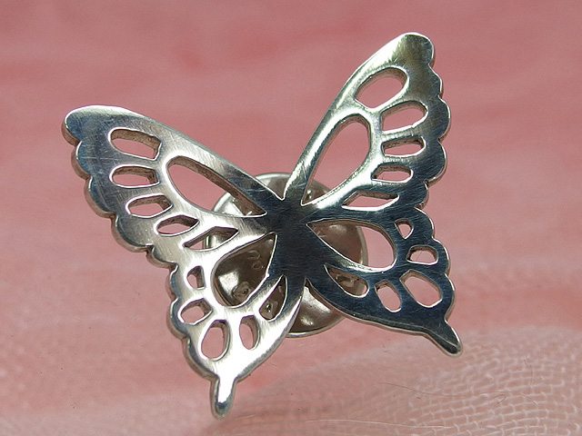 銀製ブローチ「空蝶」 | 日伸貴金属の東京銀器日伸貴金属の東京銀器